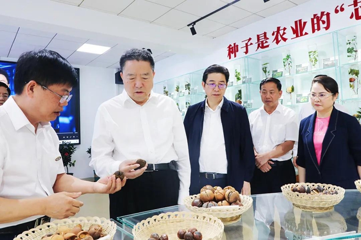 毛万春在无码精品国产一区二区三区免费宣讲调研：在科技赋能优势产业发…
